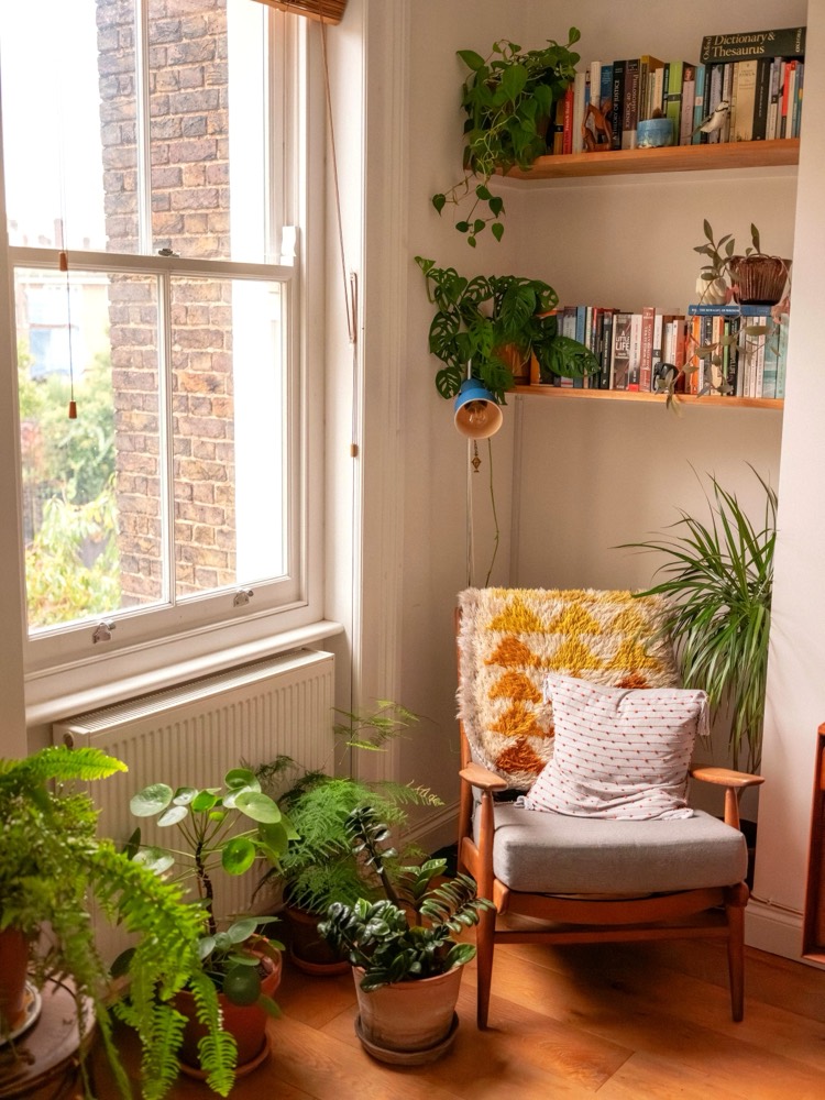 Le Cocon — bureau solo, fauteuil près de la fenêtre